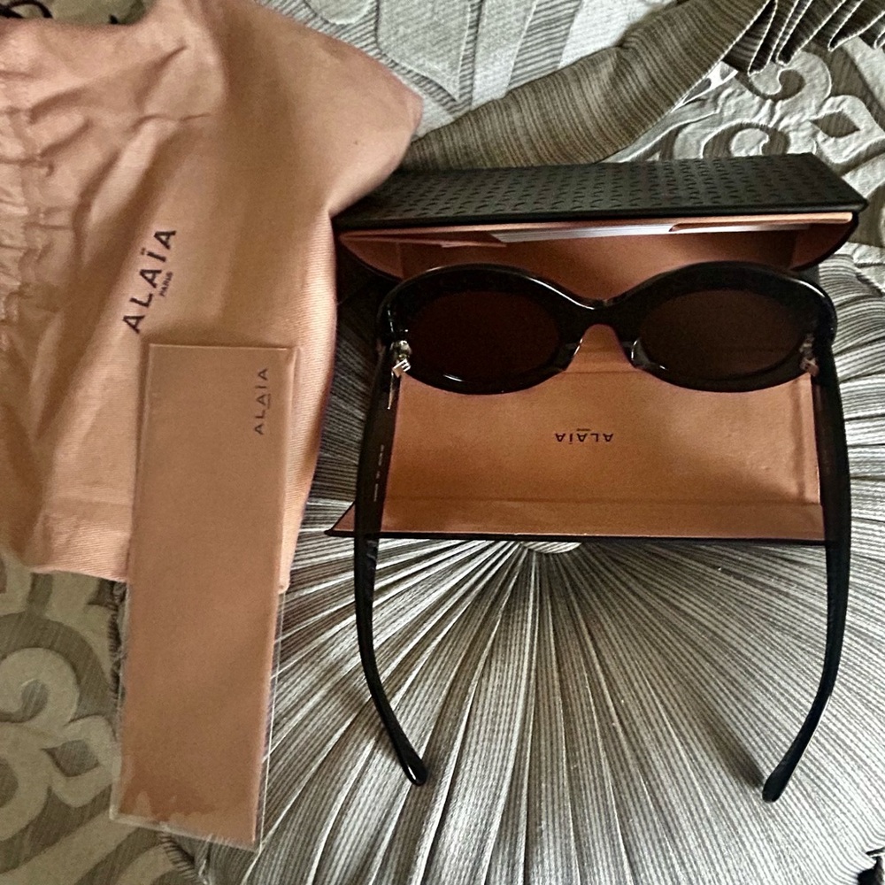 100% Authentic Azzedine Alaïa Round Black Sunglasses, New, $610. - Picture 9 of 14